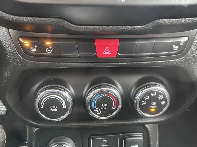 Used 2017 Jeep Renegade Latitude w/ Cold Weather Group image 25