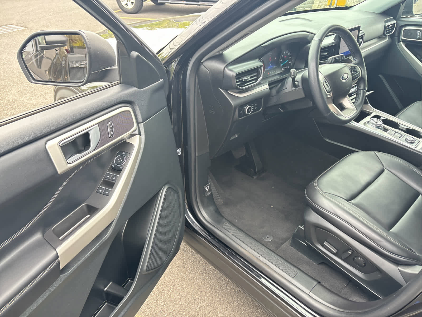 Certified 2023 Ford Explorer XLT w/ Equipment Group 202A AWD/4WD image 8