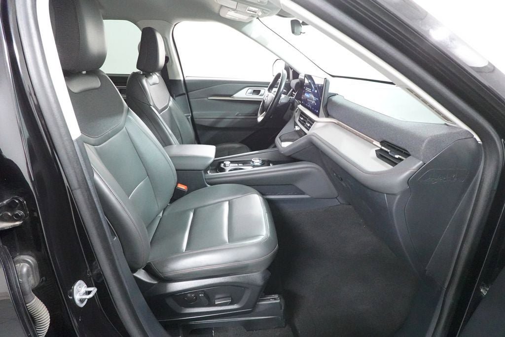 Certified 2025 Ford Explorer Active w/ Active Comfort Package AWD/4WD image 32