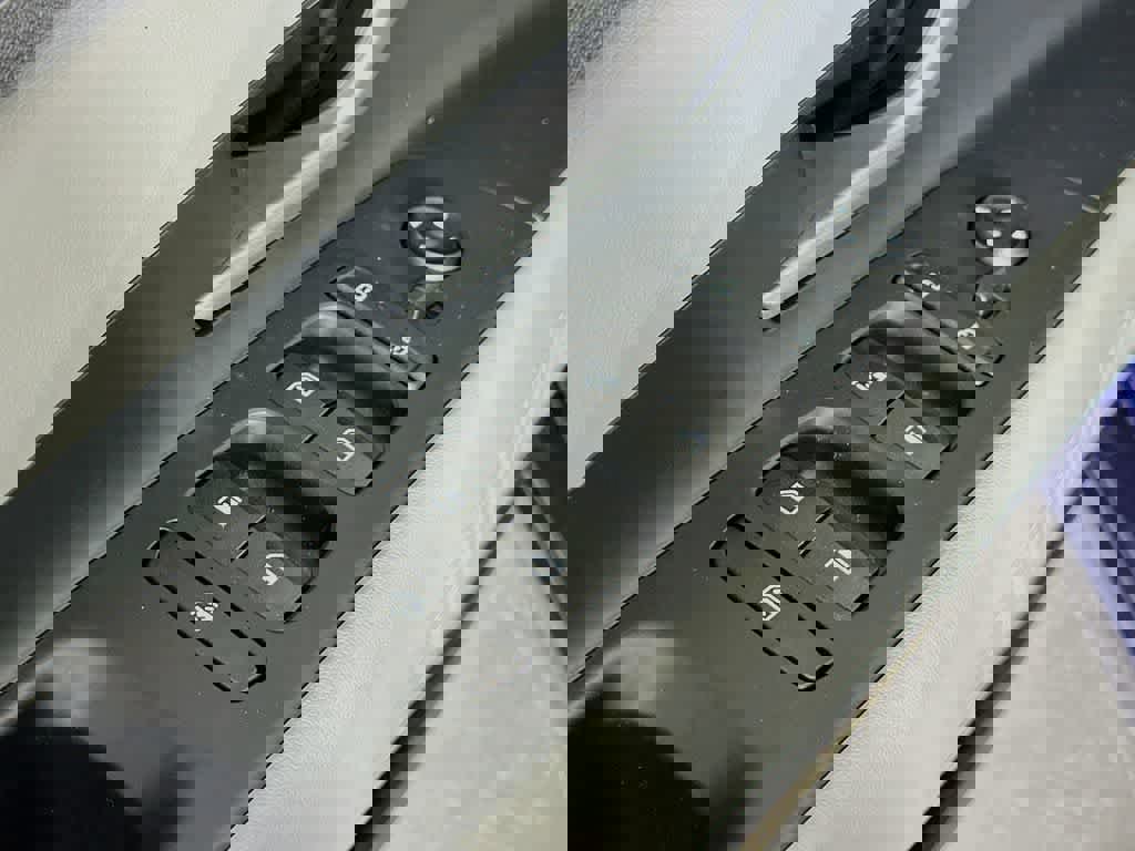 Used 2026 Hyundai Elantra Limited w/ Cargo Package image 27