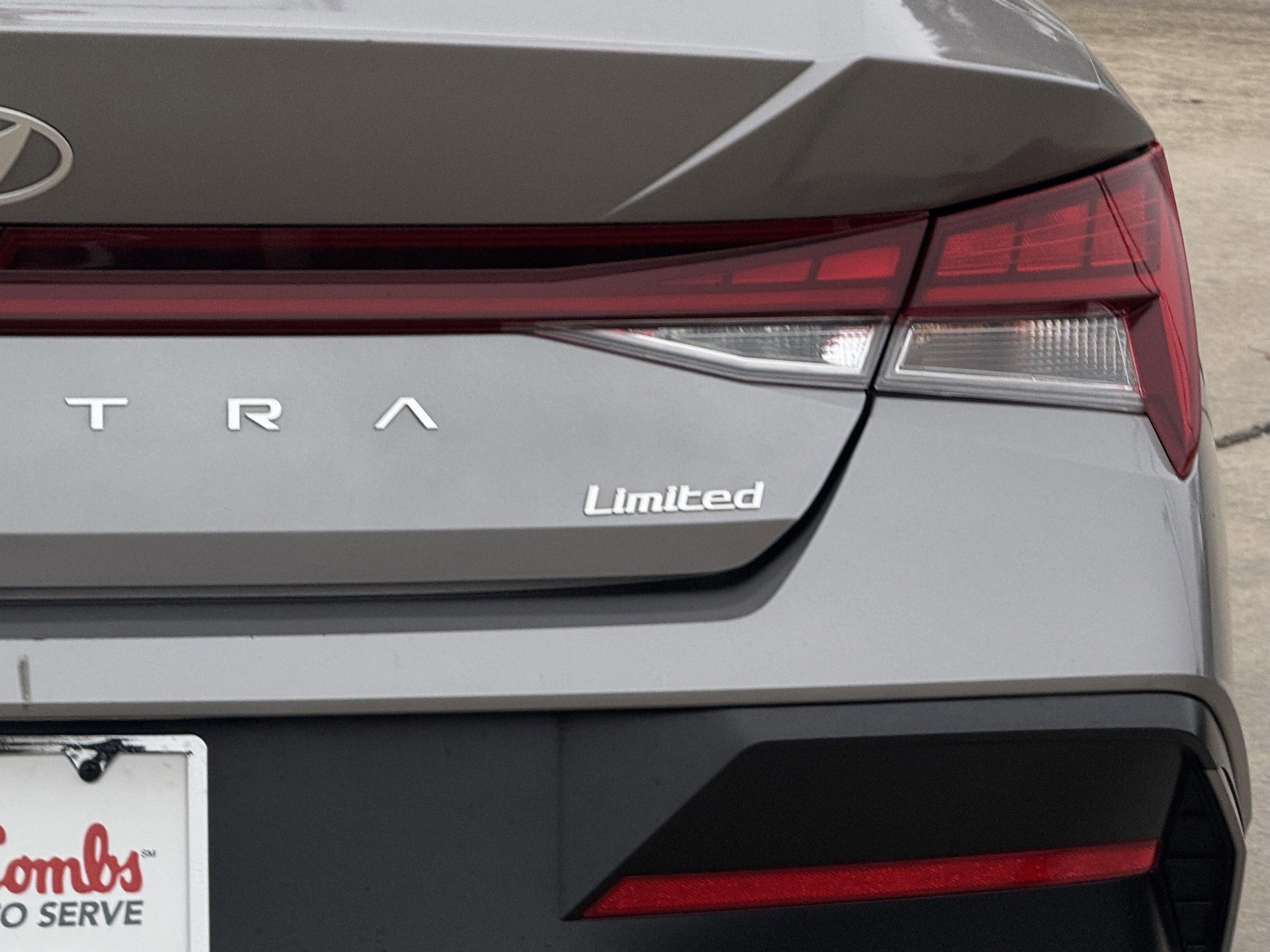 Used 2025 Hyundai Elantra Limited image 7