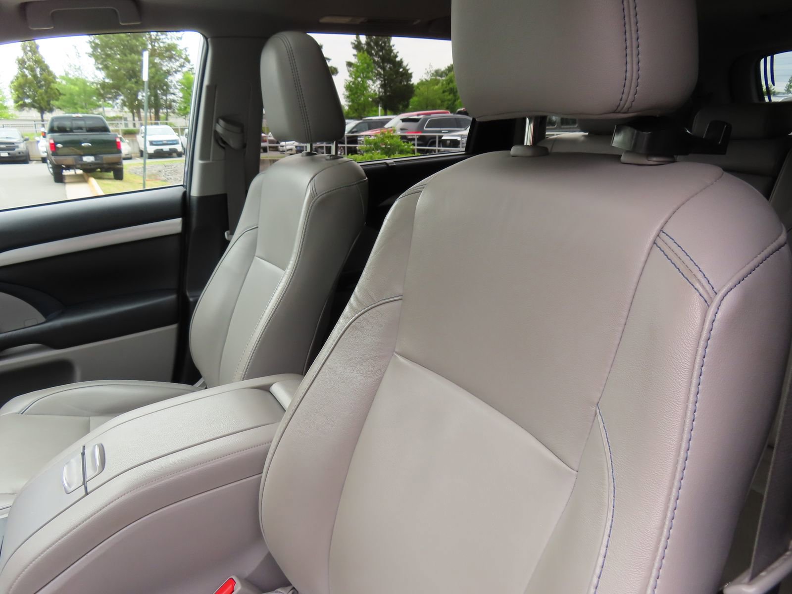 Used 2019 Toyota Highlander XLE AWD/4WD image 27
