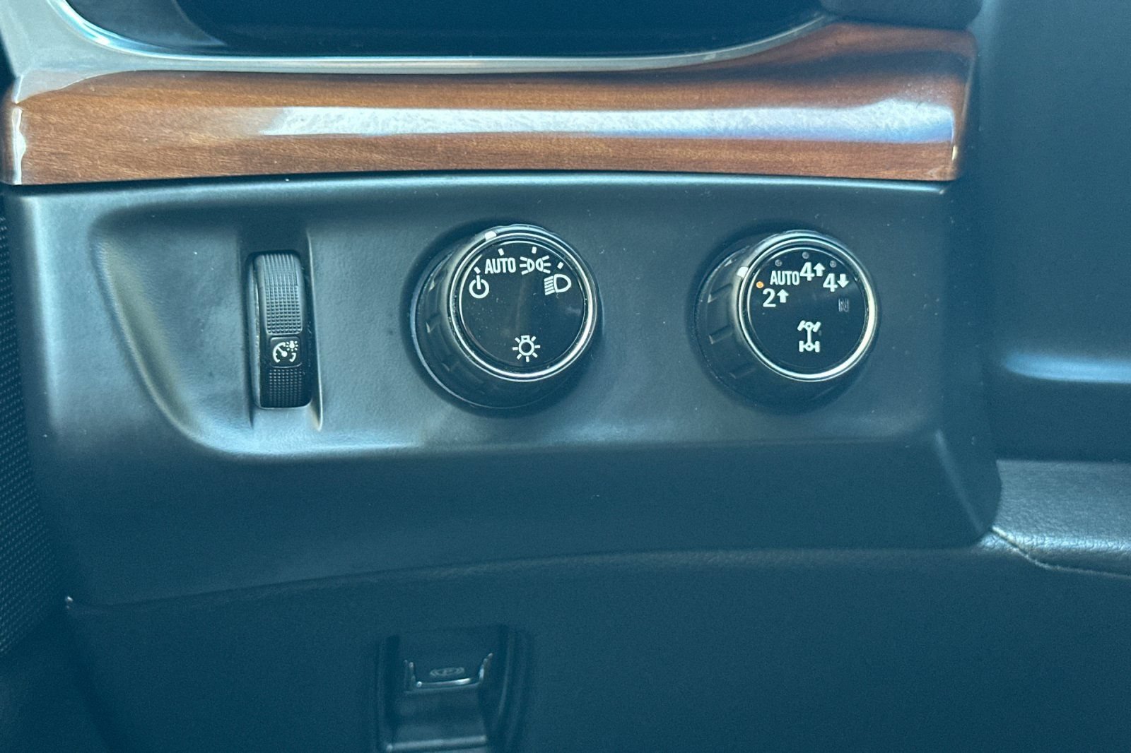 Used 2018 Cadillac Escalade Premium Luxury AWD/4WD image 43