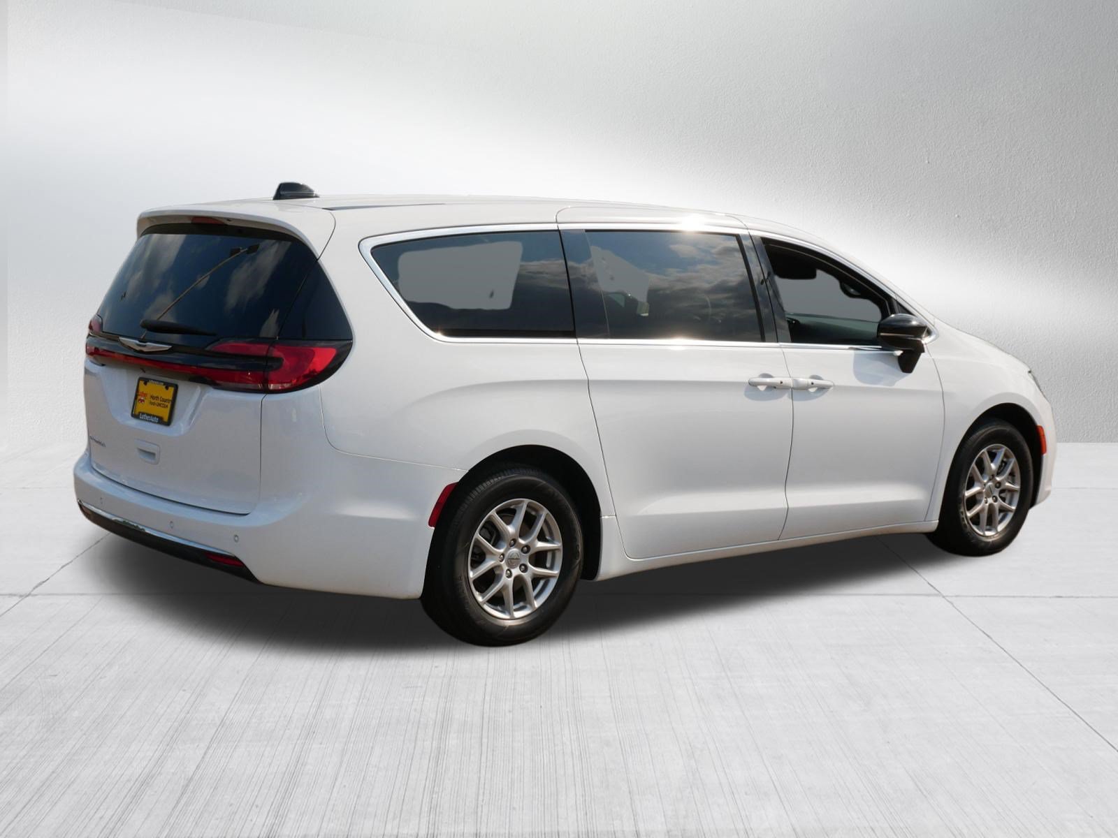 Used 2025 Chrysler Pacifica Select FWD image 7
