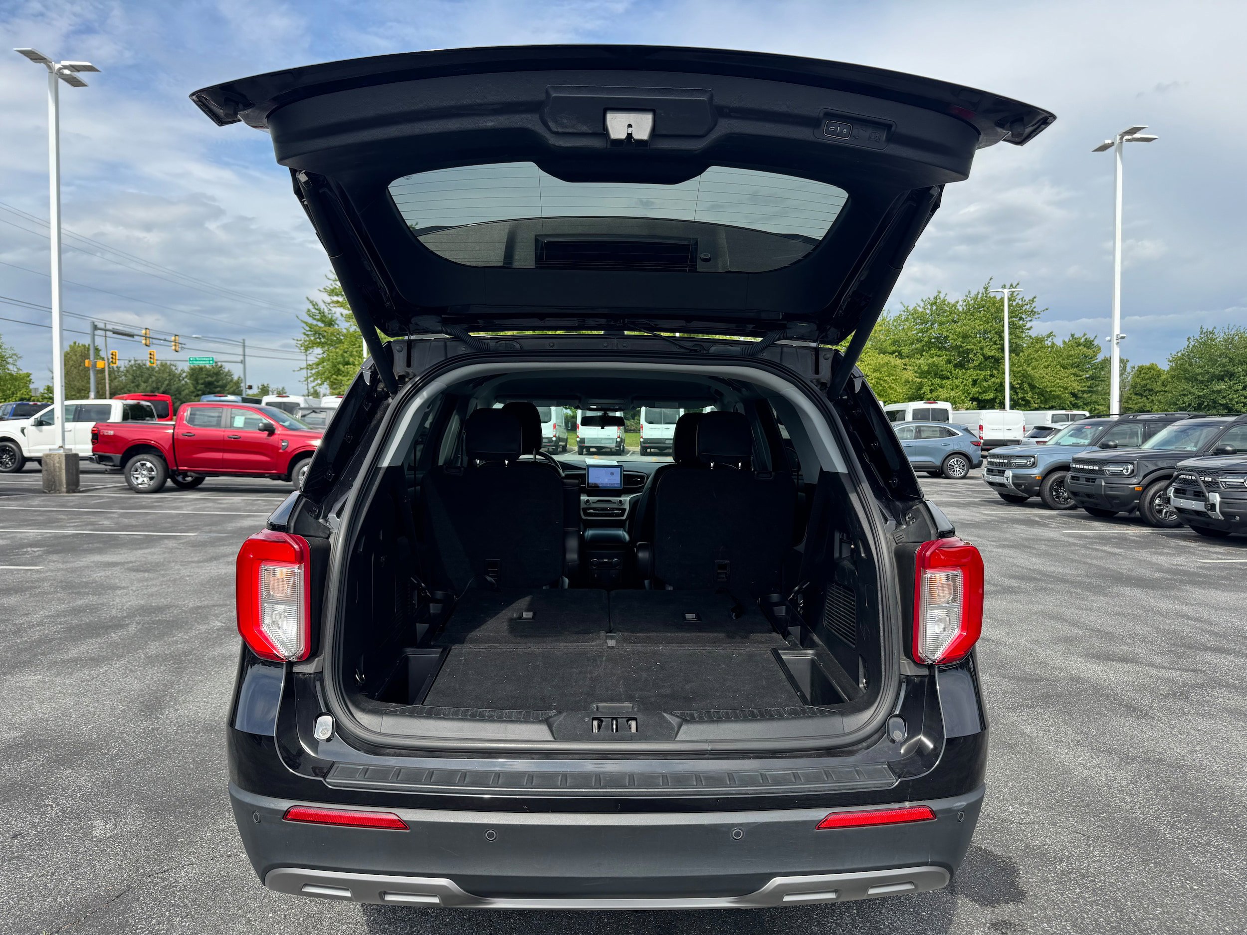 Certified 2022 Ford Explorer XLT w/ Equipment Group 202A AWD/4WD image 9