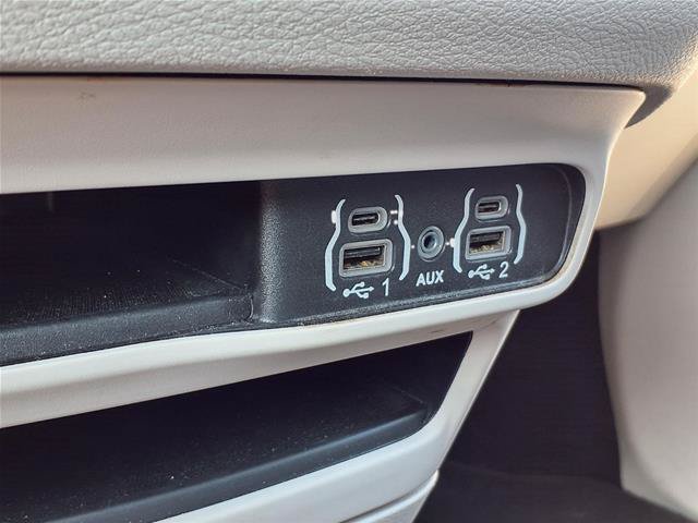 Used 2024 Chrysler Pacifica Touring-L FWD image 10