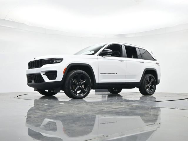 Used 2023 Jeep Grand Cherokee Altitude RWD image 32