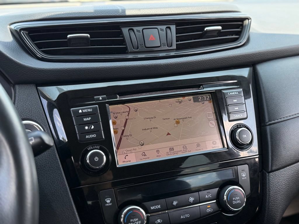 Used 2018 Nissan Rogue SV w/ Premium Package FWD image 3