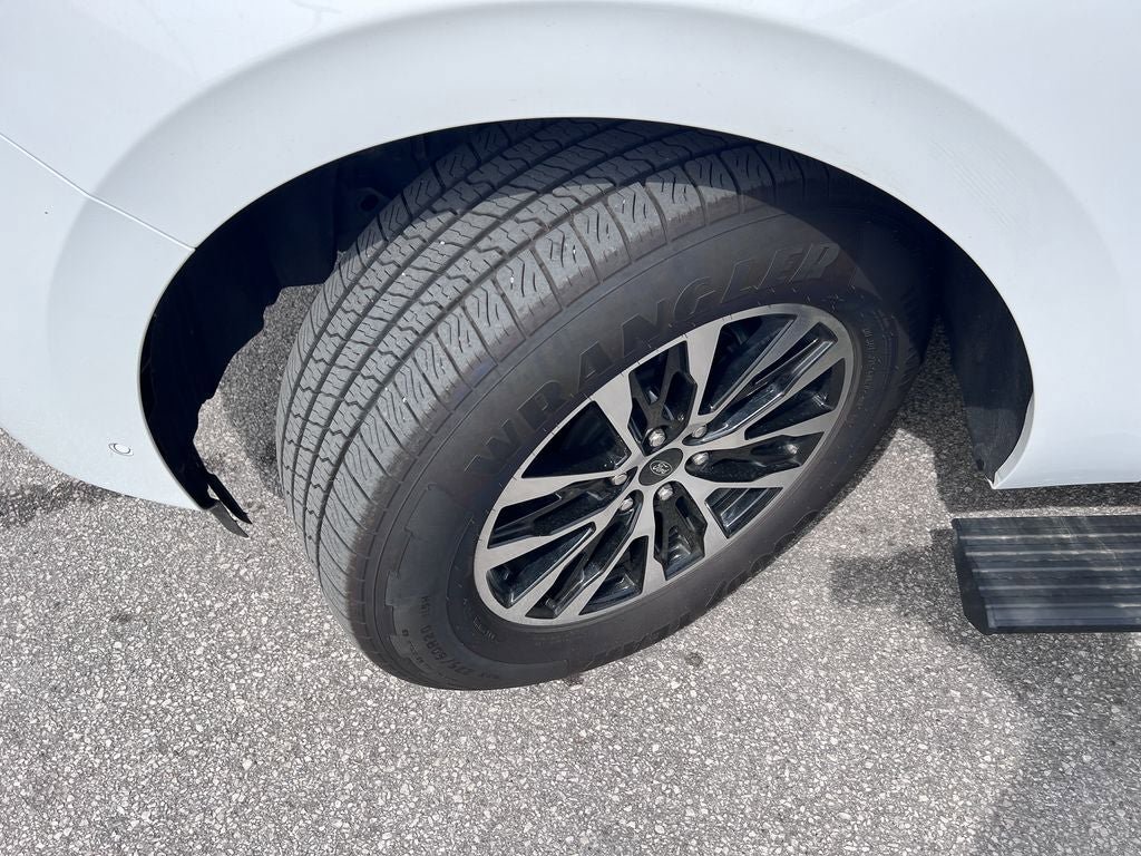 Certified 2025 Ford Expedition Platinum AWD/4WD image 37