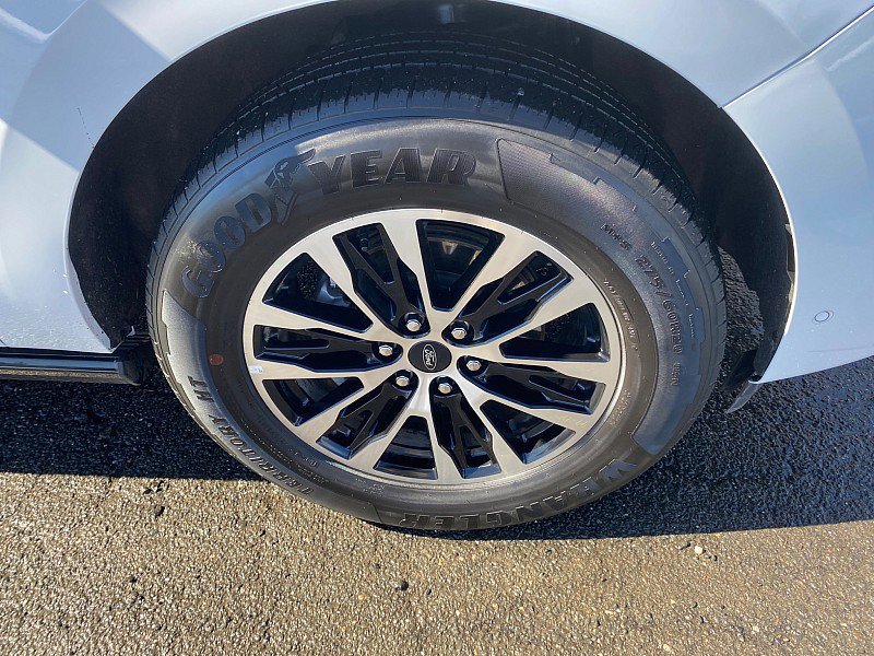 Certified 2025 Ford Expedition Max Platinum image 16