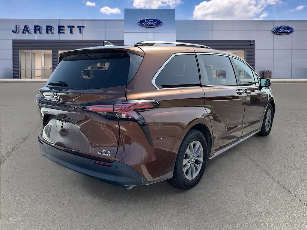 Used 2022 Toyota Sienna XLE w/ XLE Plus Package FWD image 4