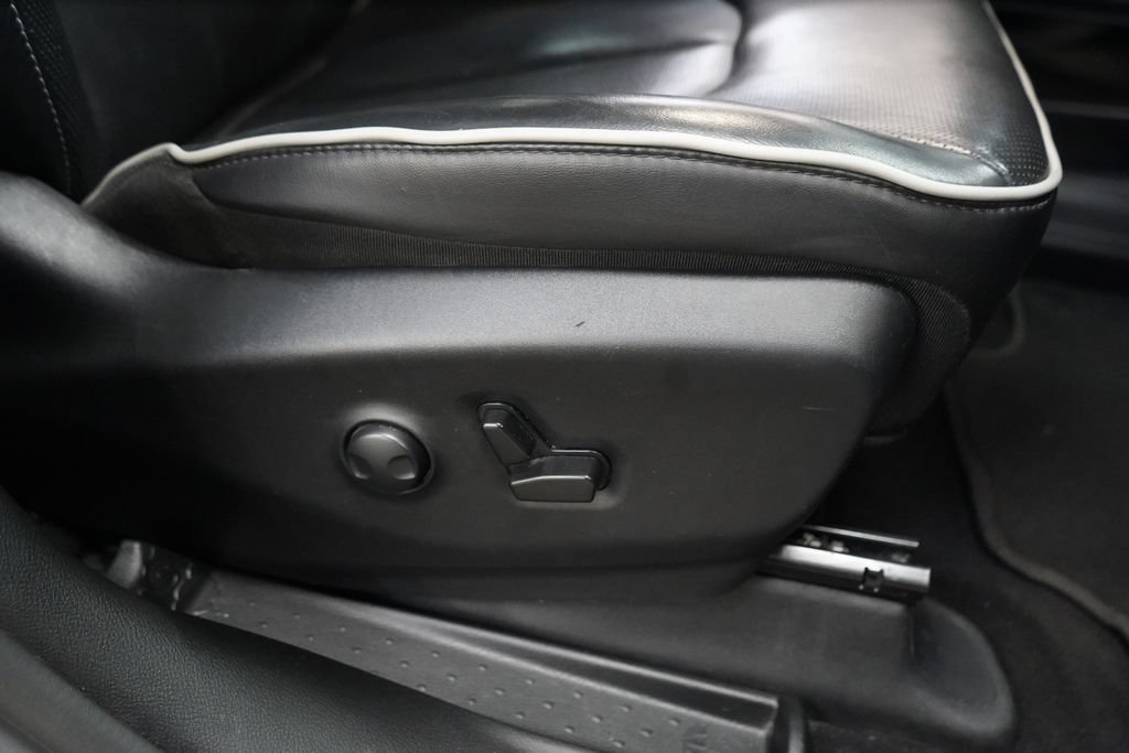 Used 2025 Chrysler Pacifica Limited FWD image 23