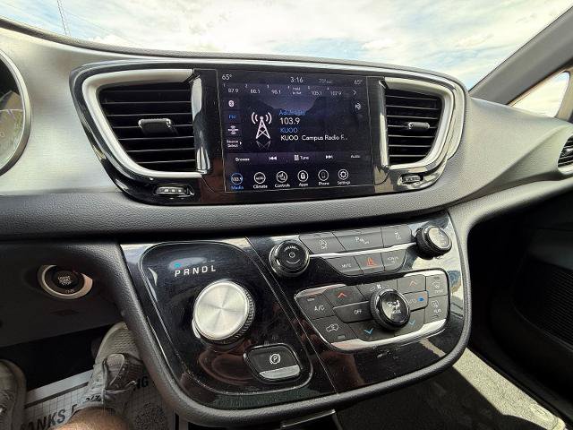 Used 2020 Chrysler Pacifica Touring-L AWD/4WD image 20