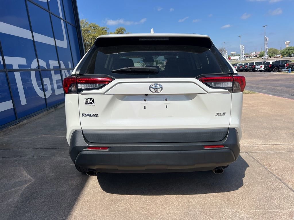 Used 2021 Toyota RAV4 XLE Premium image 3