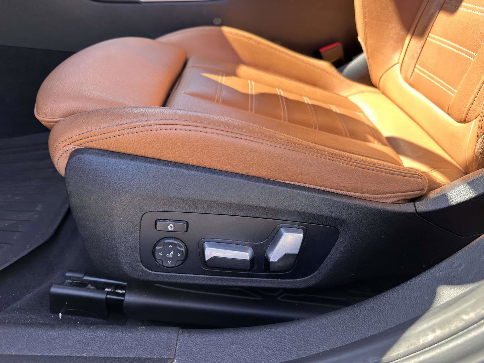 Used 2021 BMW 330i xDrive Sedan w/ Premium Package image 12