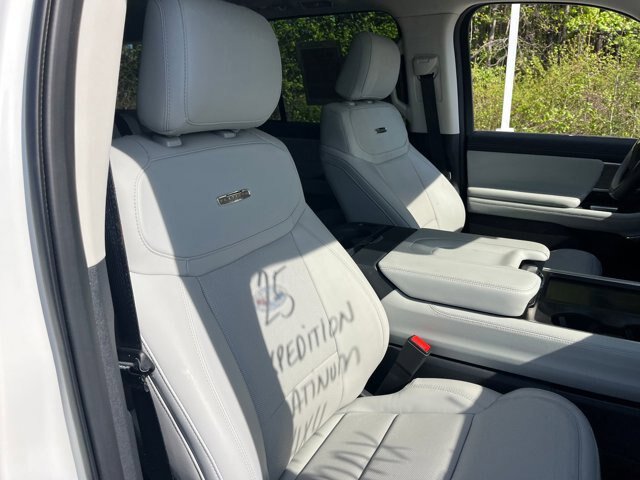Certified 2025 Ford Expedition Max Platinum w/ Driver's Package AWD/4WD image 33