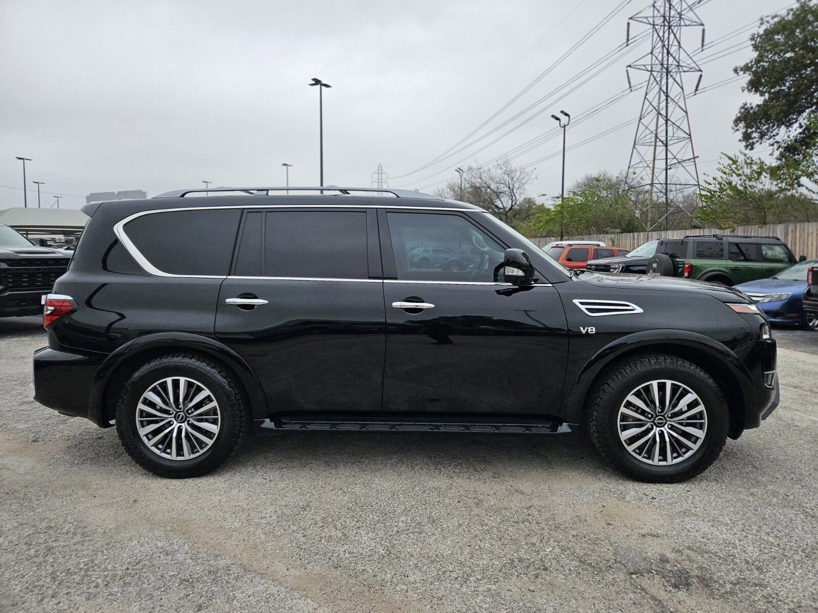 Used 2022 Nissan Armada SL w/ Captain's Chairs Package image 2