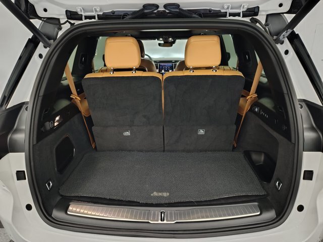 Used 2023 Jeep Grand Cherokee L Summit AWD/4WD image 19