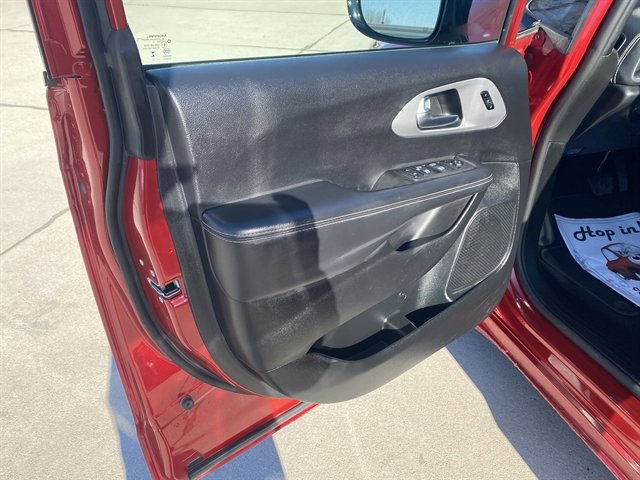 Used 2025 Chrysler Pacifica Limited image 24