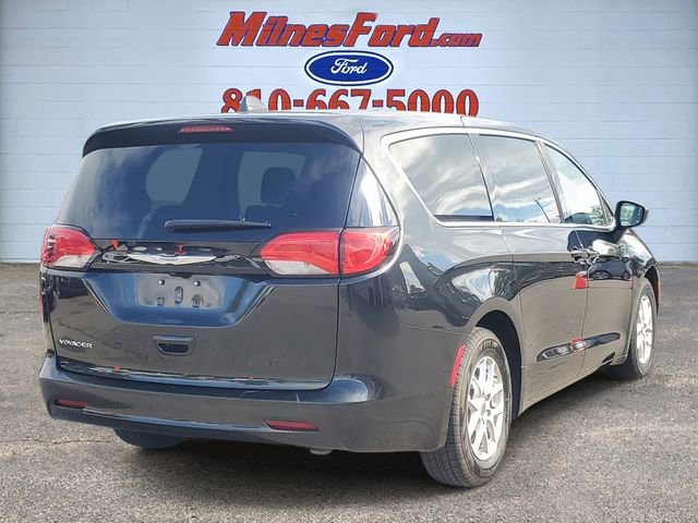 Used 2023 Chrysler Voyager LX image 3