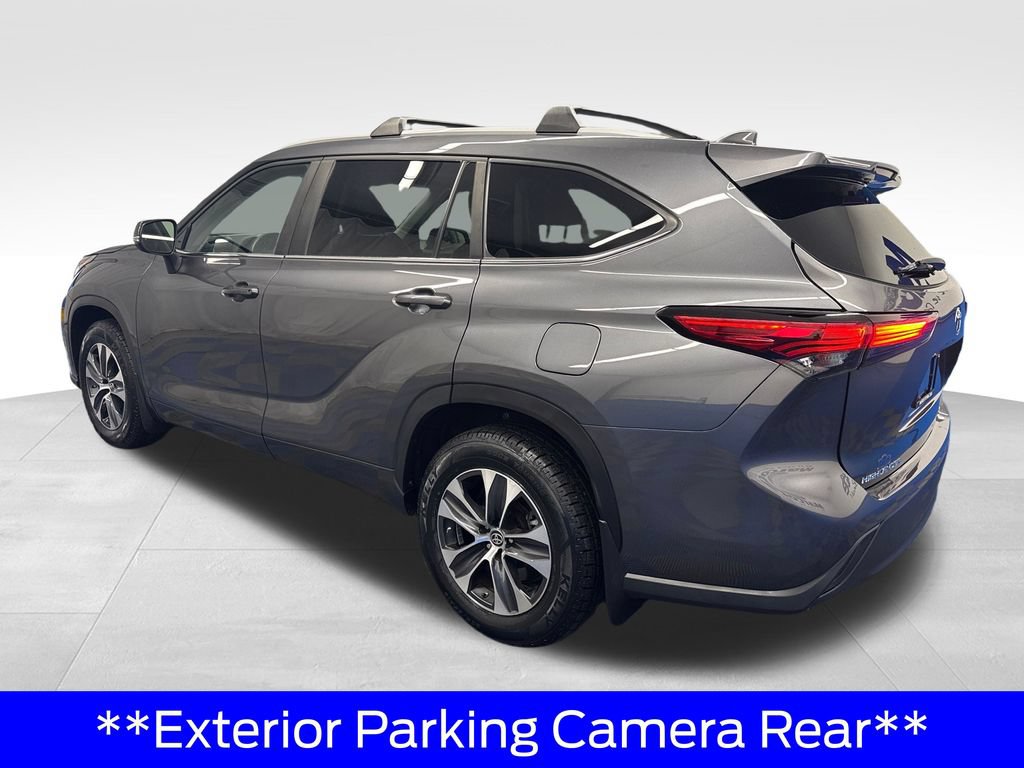 Used 2023 Toyota Highlander XLE AWD/4WD image 3