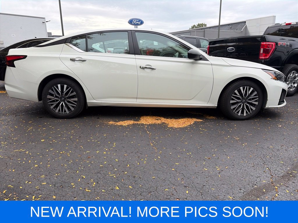 Used 2025 Nissan Altima 2.5 SV FWD image 2