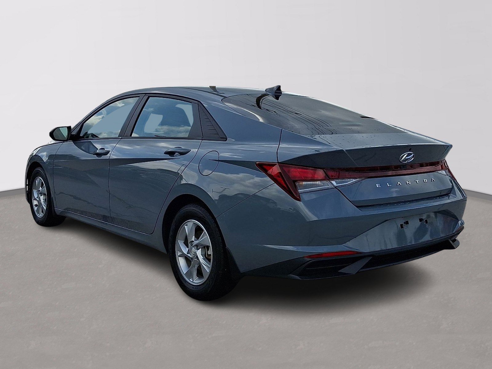 Used 2022 Hyundai Elantra SE FWD image 4