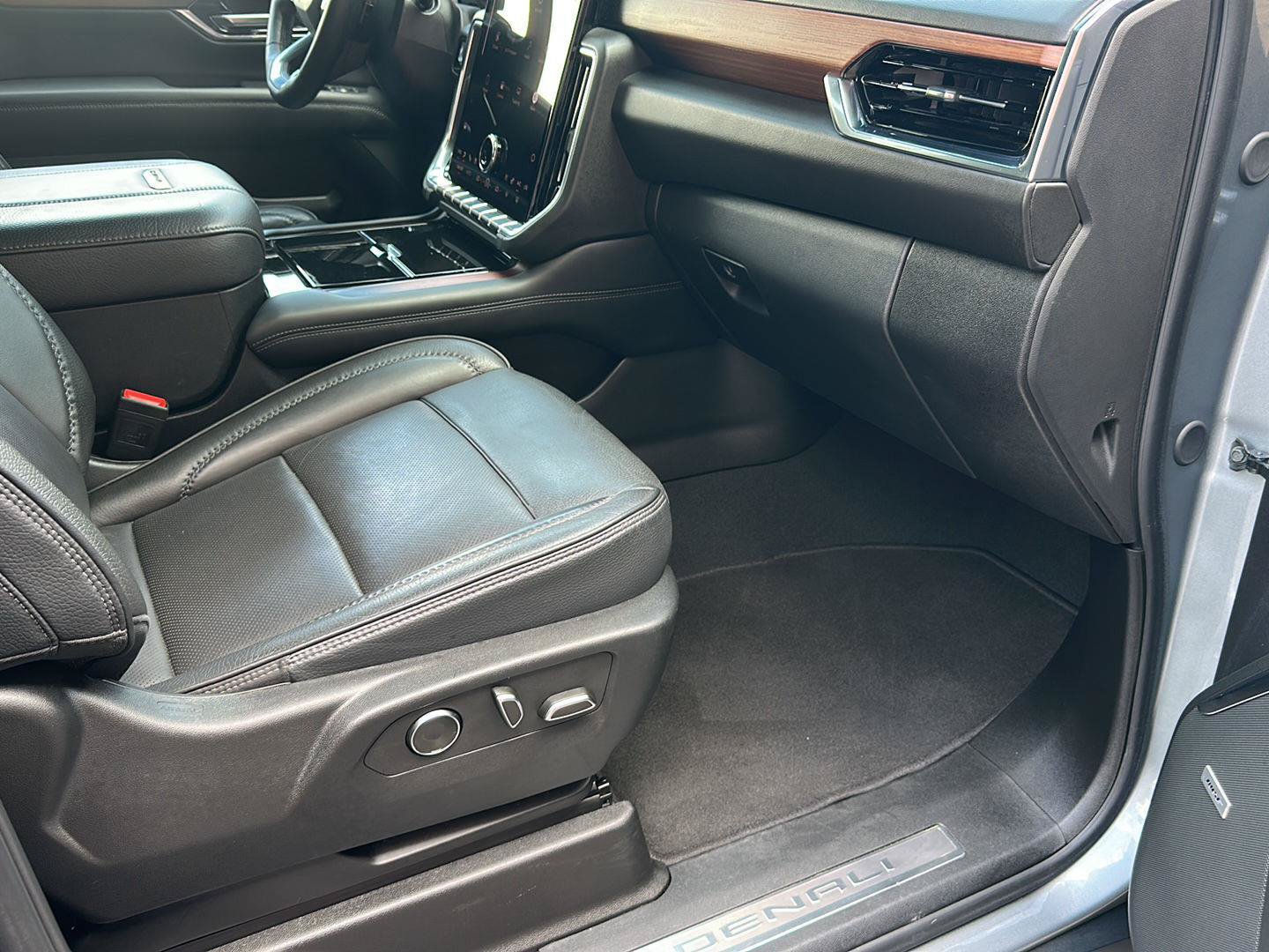 Used 2025 GMC Yukon XL Denali RWD image 35