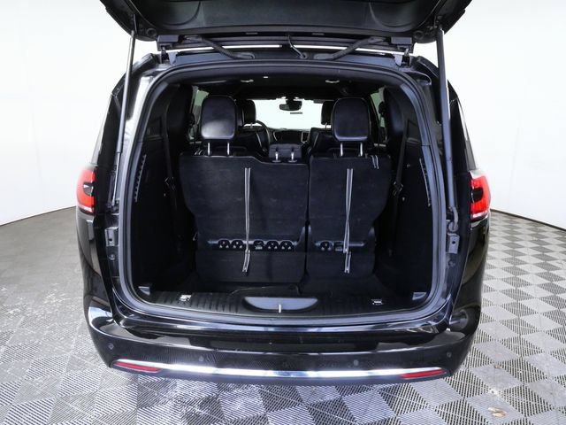 Used 2025 Chrysler Pacifica Select FWD image 9