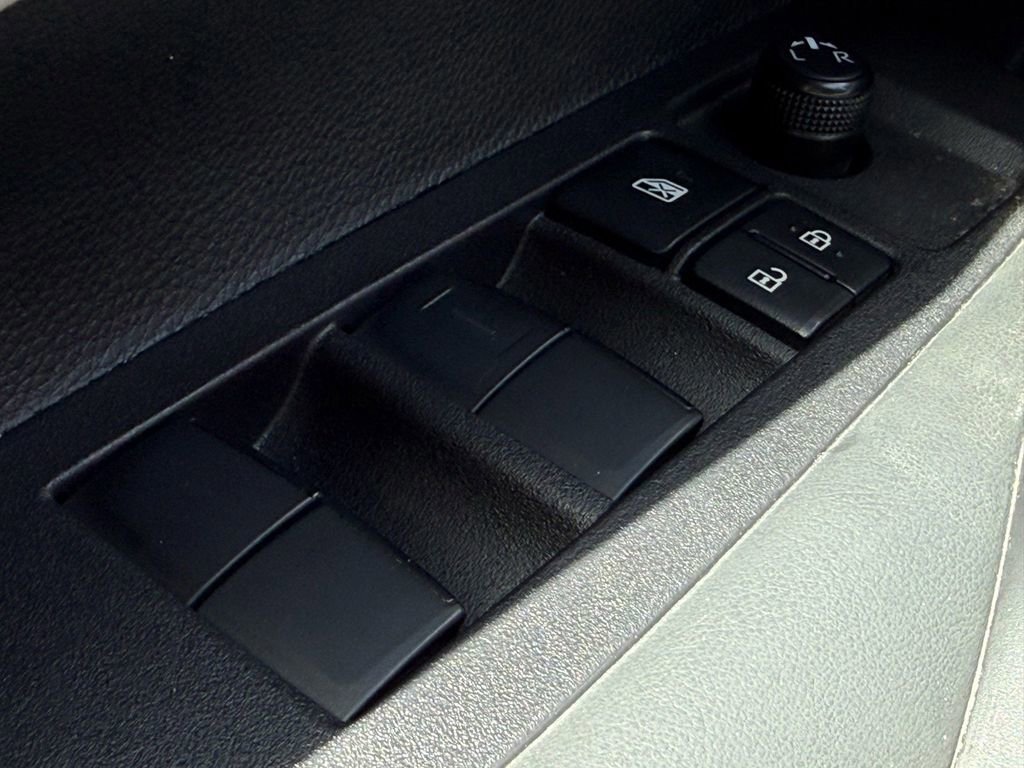 Used 2025 Toyota Corolla SE image 17