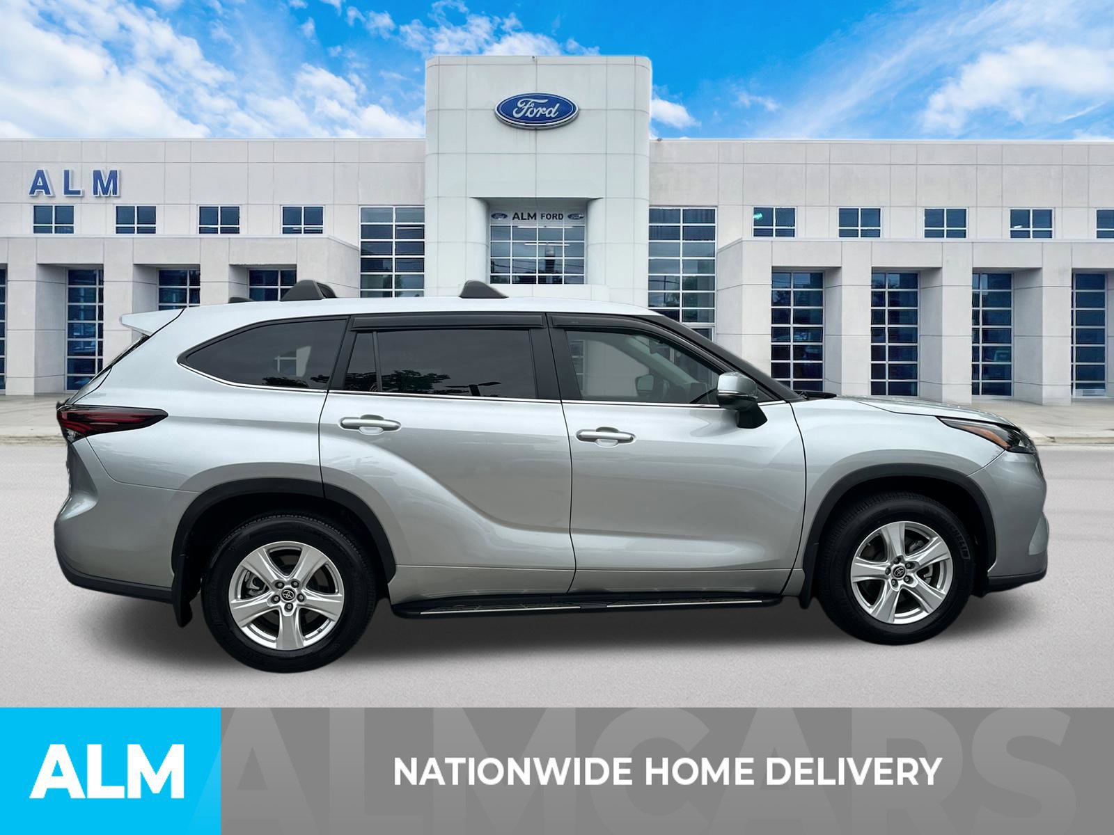 Used 2024 Toyota Highlander LE AWD/4WD image 4