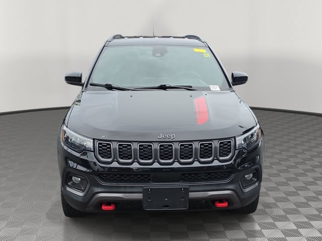 Used 2025 Jeep Compass Trailhawk AWD/4WD image 2
