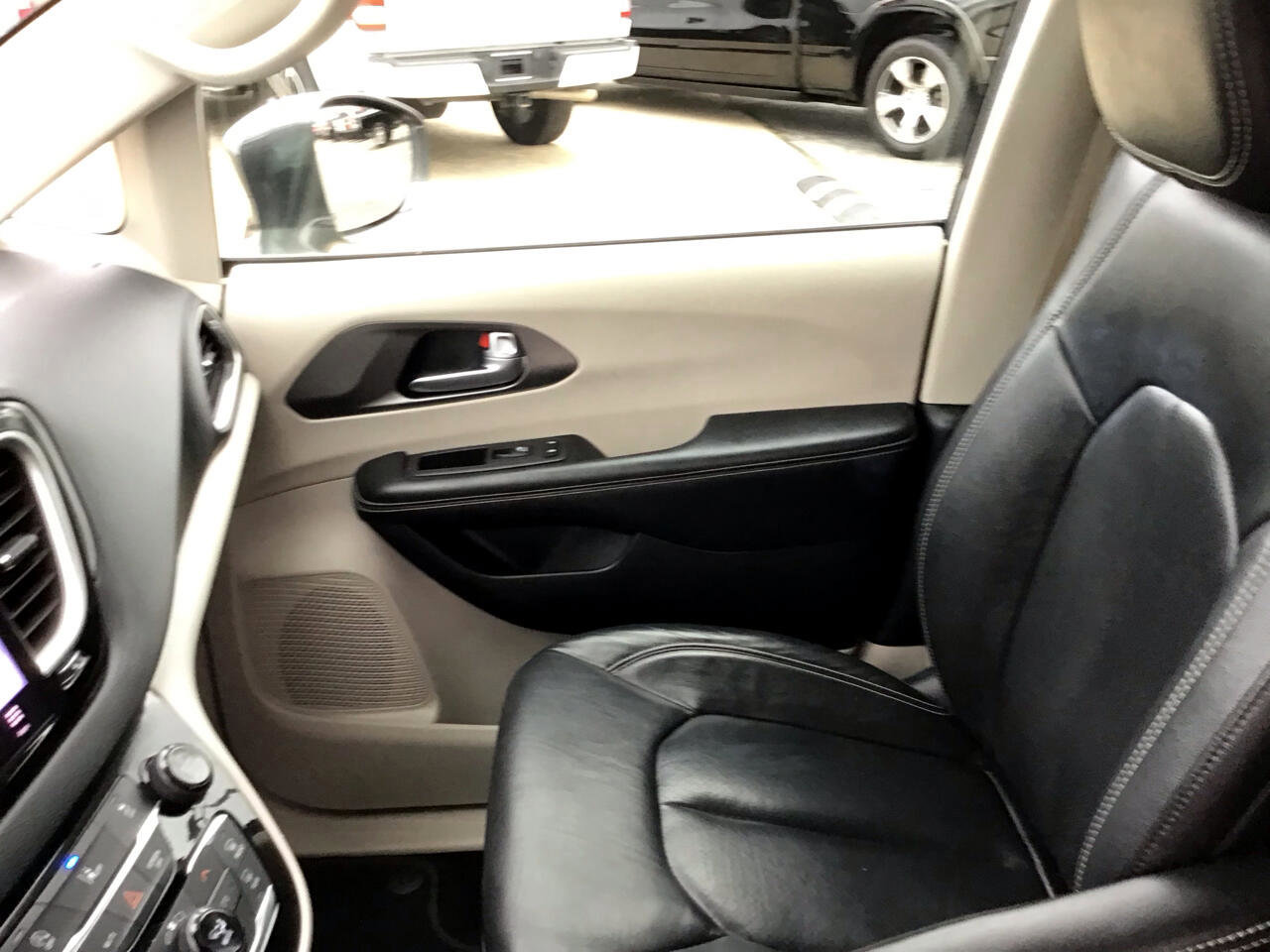 Used 2022 Chrysler Pacifica Touring-L image 20