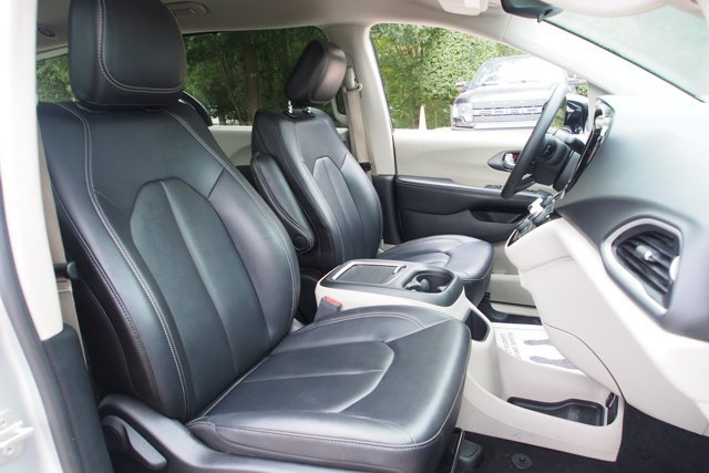 Used 2024 Chrysler Pacifica Touring-L FWD image 13