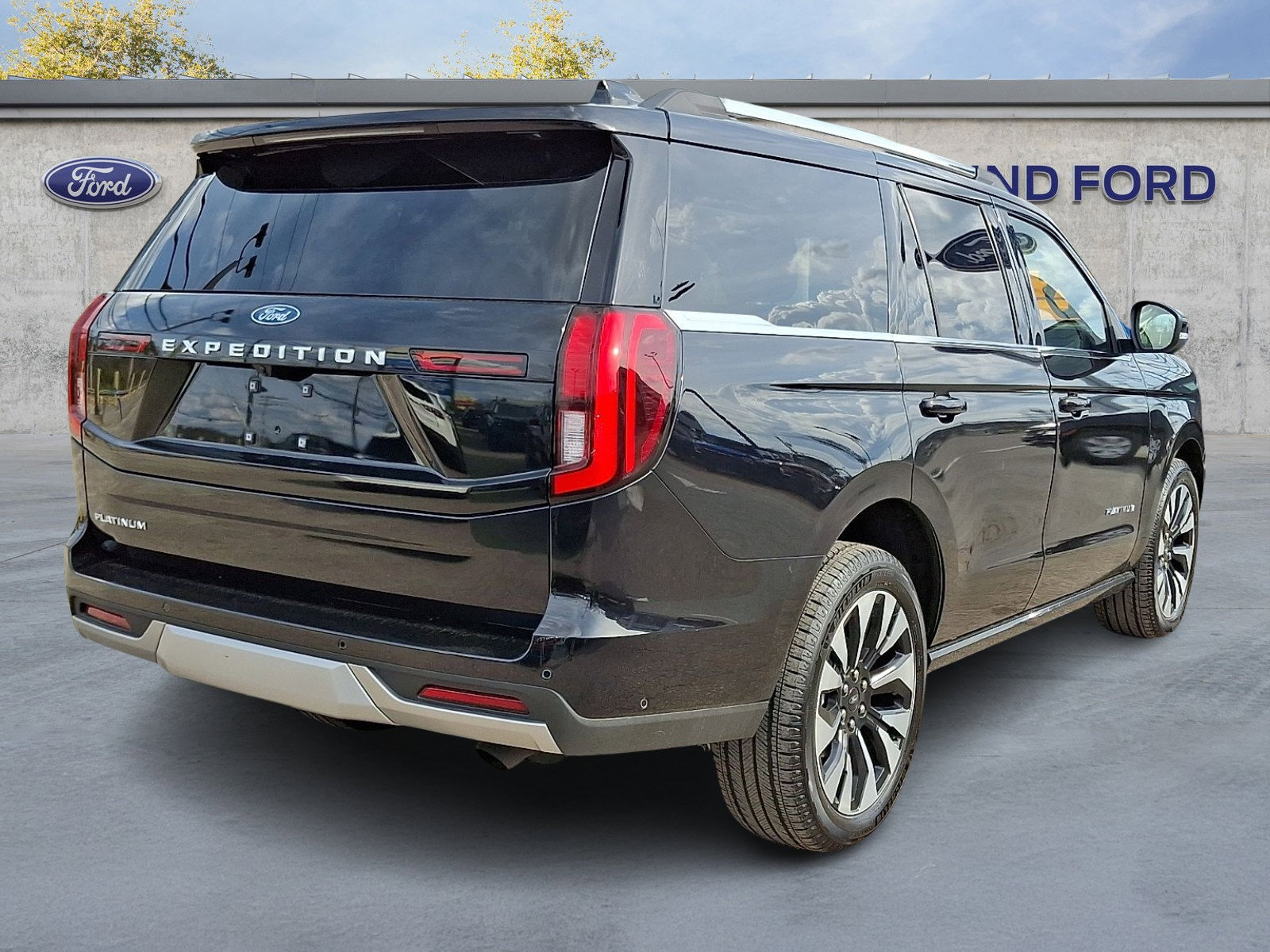 Certified 2025 Ford Expedition Platinum w/ Driver's Package AWD/4WD image 6