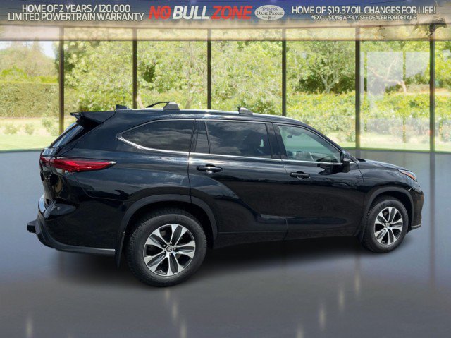 Used 2022 Toyota Highlander XLE AWD/4WD image 5