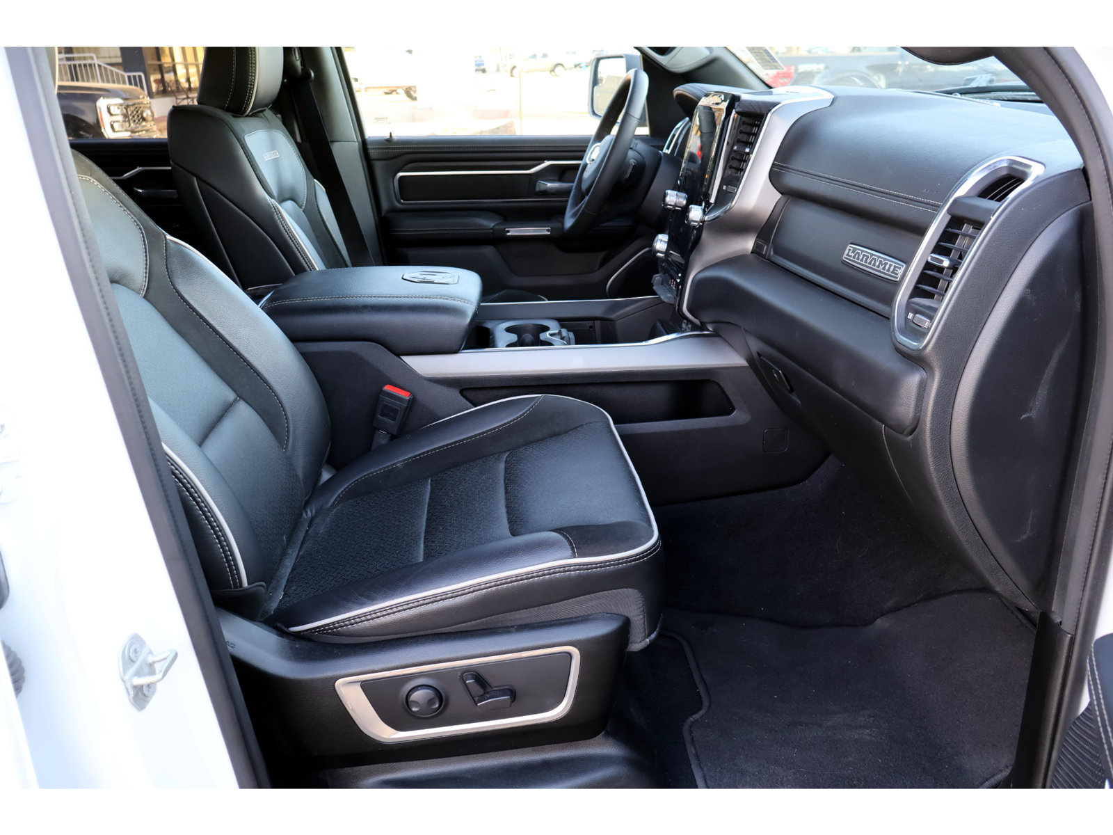 Used 2025 RAM 1500 Laramie w/ Sport Appearance Package AWD/4WD image 21