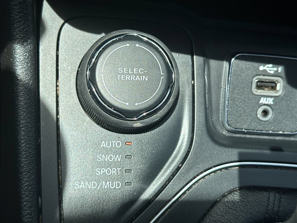 Used 2021 Jeep Cherokee Latitude Lux w/ Comfort/Convenience Group AWD/4WD image 30