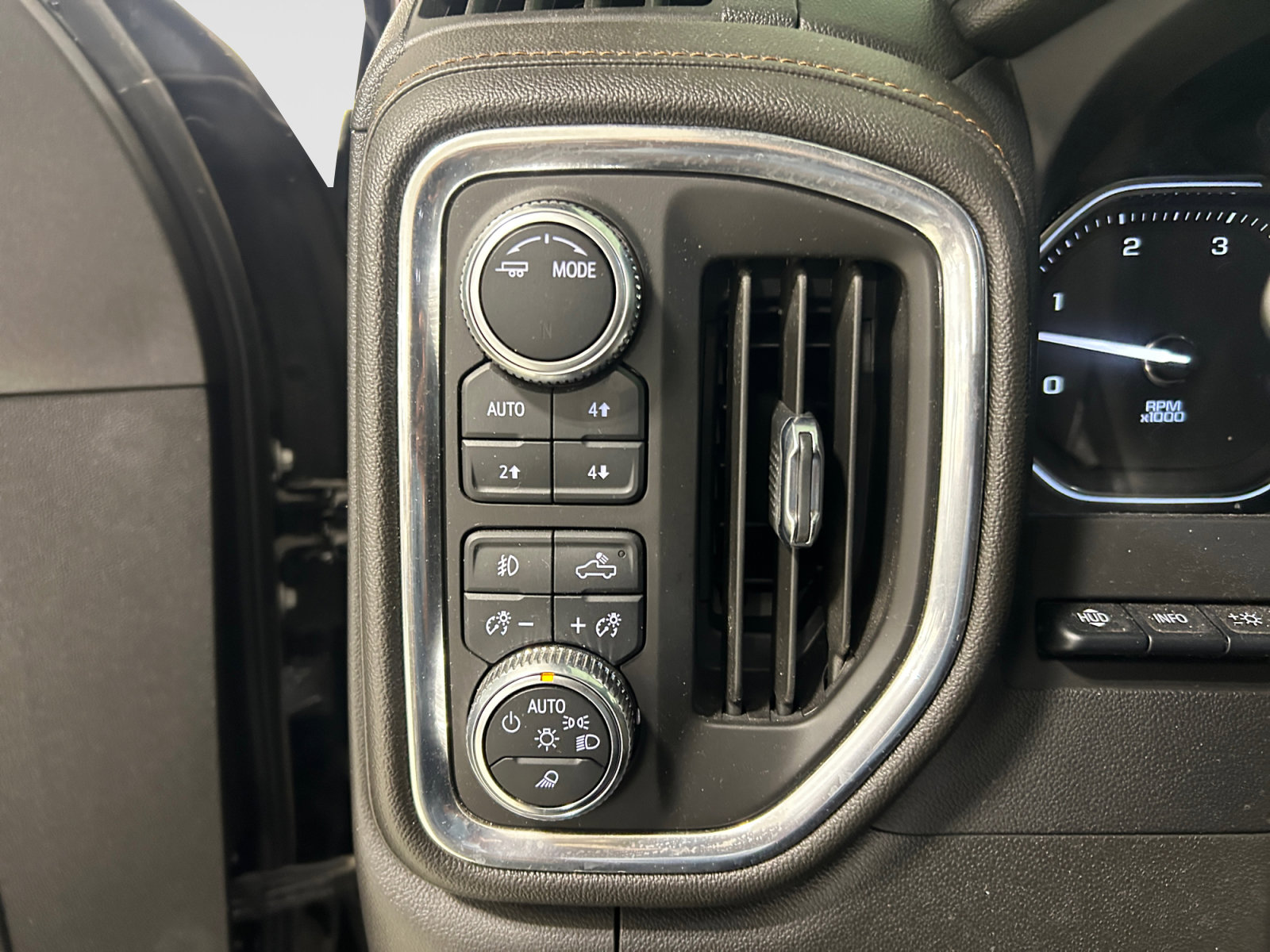 Used 2022 GMC Sierra 2500 AT4 w/ AT4 Premium Plus Package AWD/4WD image 20