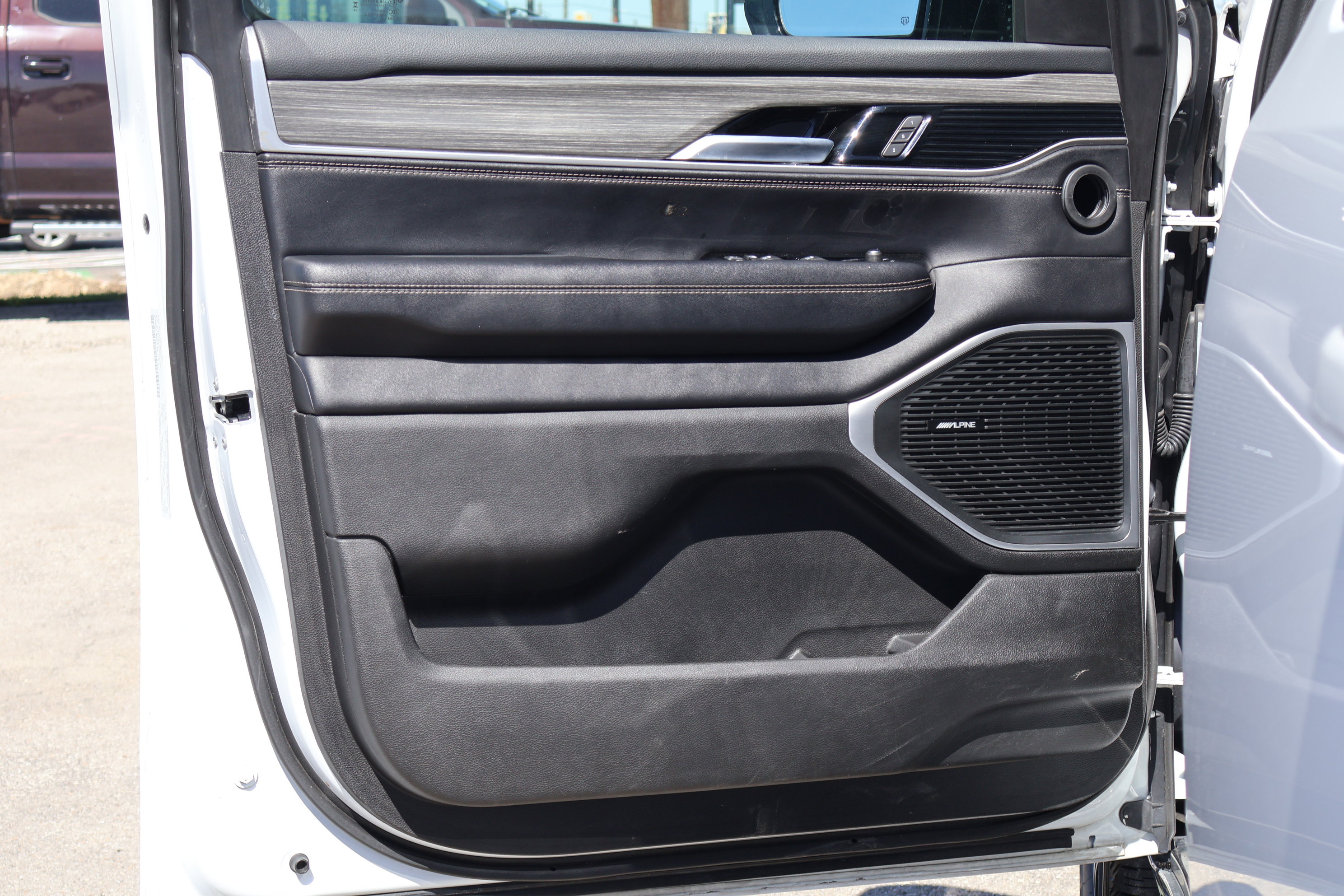 Used 2024 Jeep Wagoneer Series II w/ Flexible Seating Group image 12