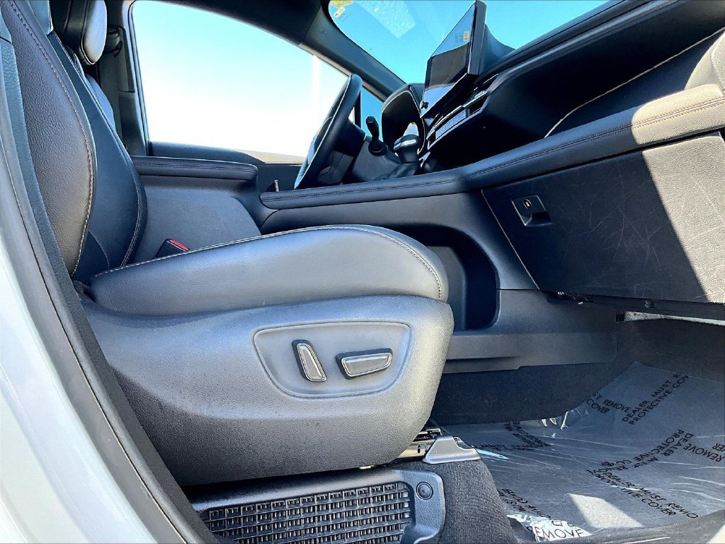 Used 2025 Toyota Sienna Platinum AWD/4WD image 38