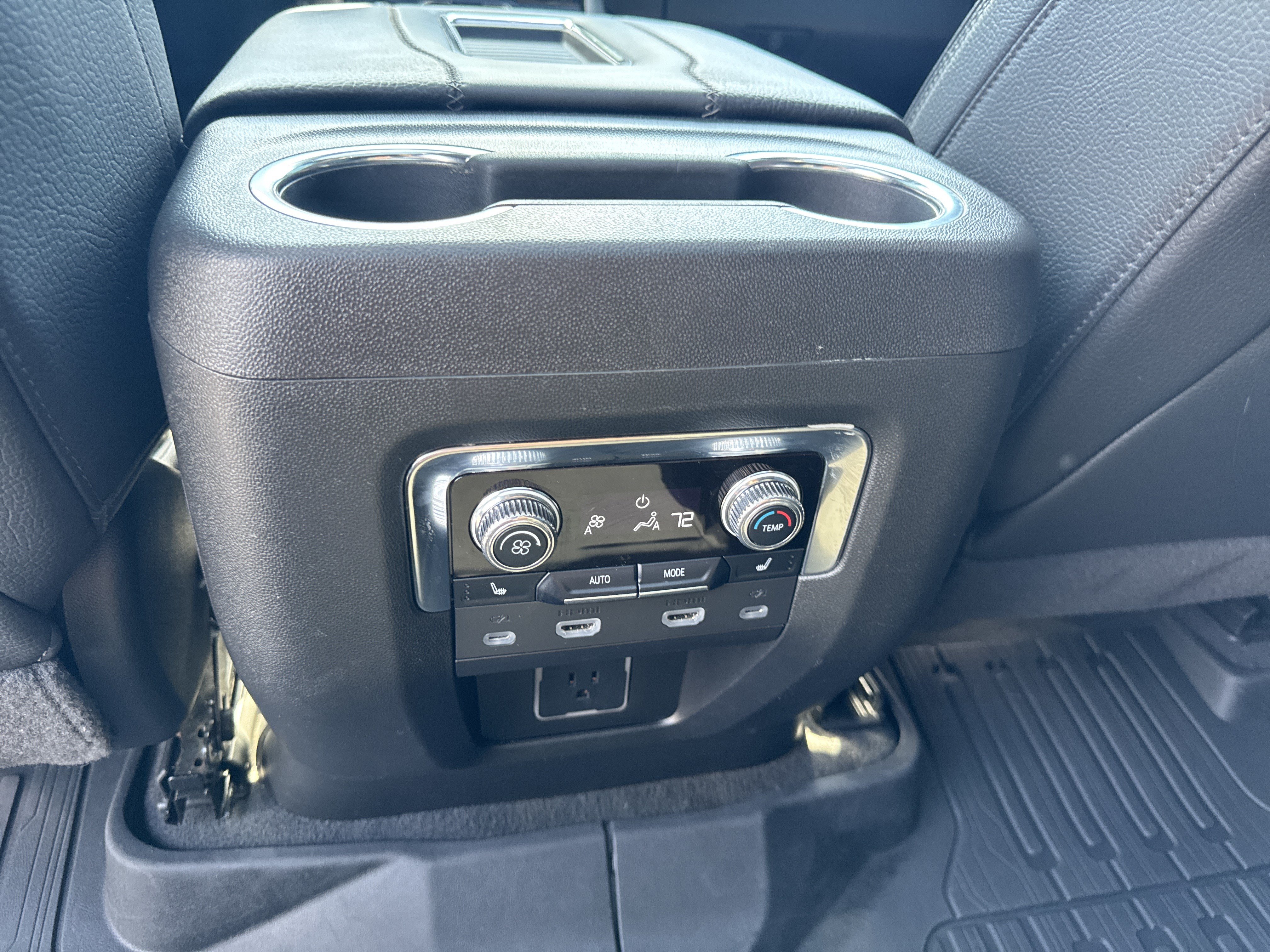 Used 2024 GMC Yukon XL Denali w/ Advanced Technology Package AWD/4WD image 27