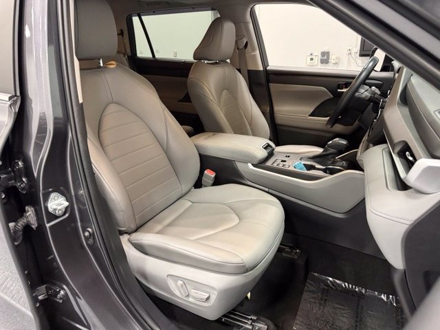 Used 2023 Toyota Highlander XLE FWD image 40
