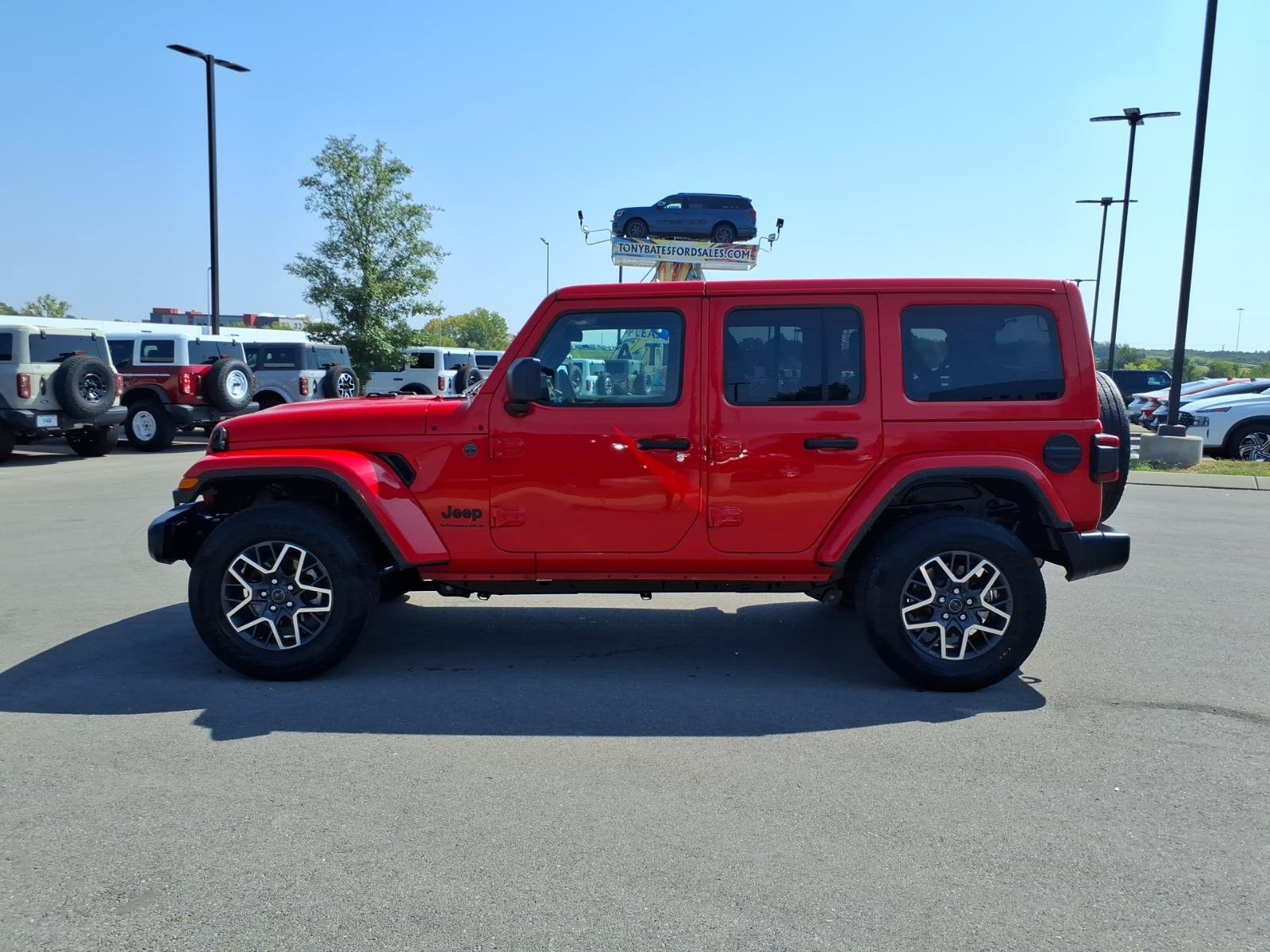 Used 2025 Jeep Wrangler Unlimited Sahara AWD/4WD image 6
