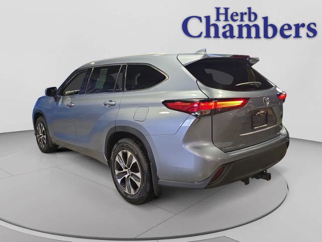 Used 2022 Toyota Highlander XLE AWD/4WD image 3