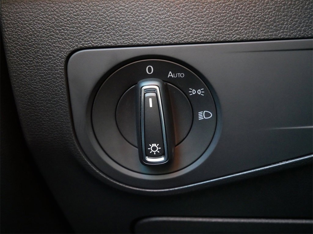 Used 2021 Volkswagen Tiguan SE image 17