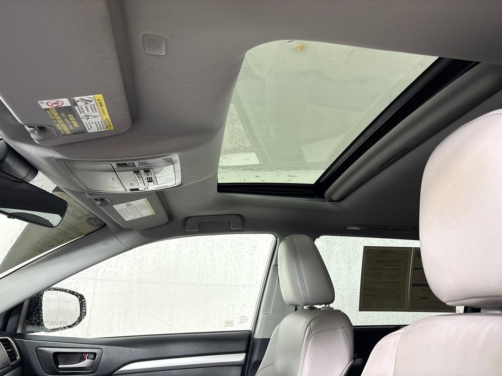 Used 2019 Toyota Highlander XLE FWD image 34