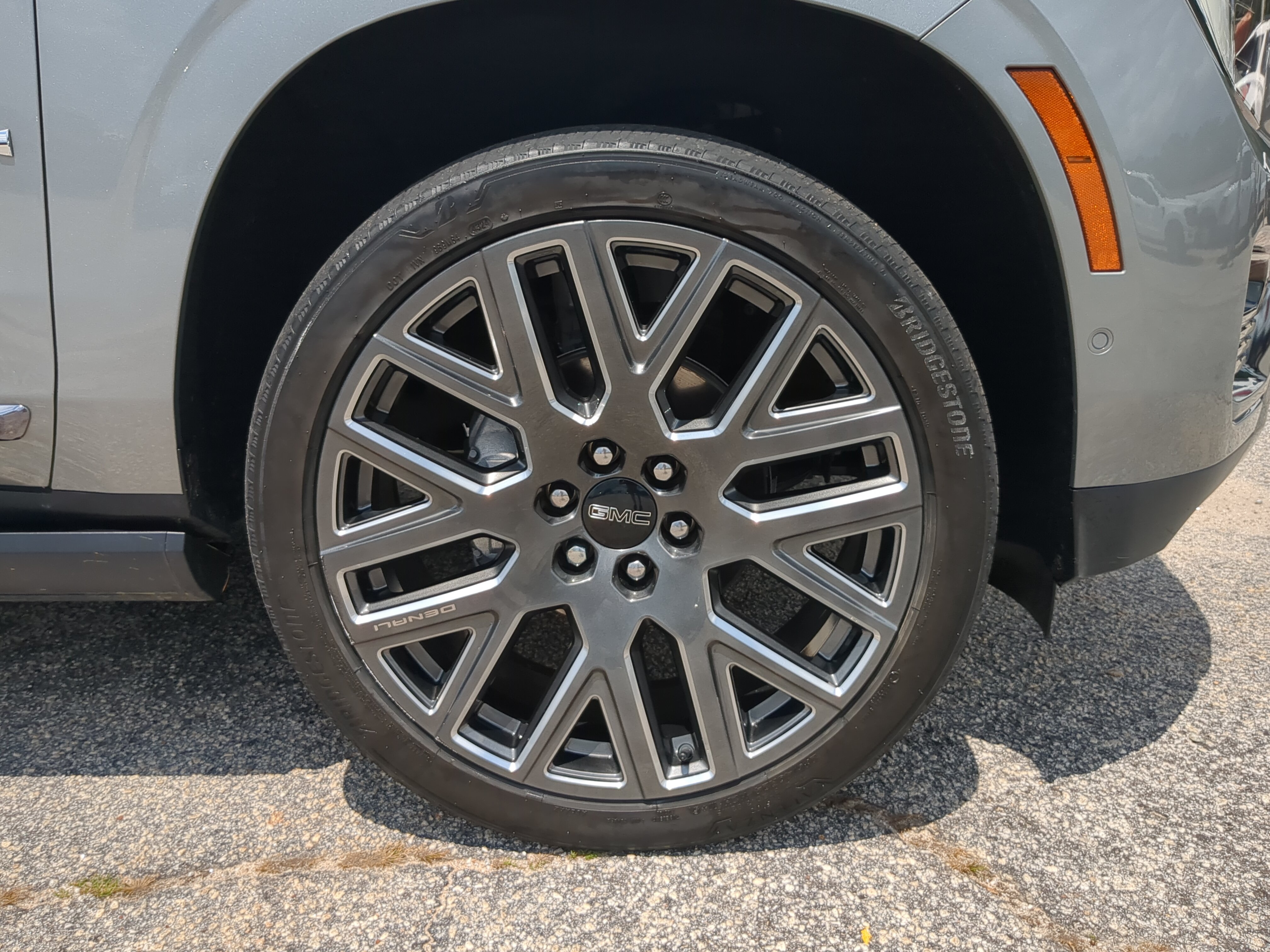 Used 2025 GMC Yukon XL Denali Ultimate w/ LPO, Floor Liner Package AWD/4WD image 9