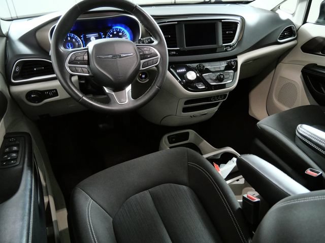 Used 2022 Chrysler Voyager LX FWD image 4