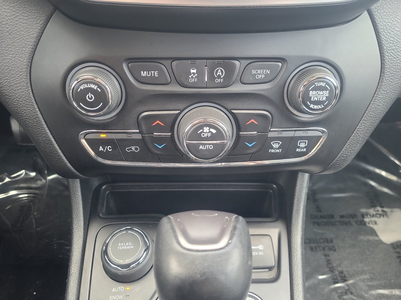 Used 2019 Jeep Cherokee Limited w/ Technology Group AWD/4WD image 30